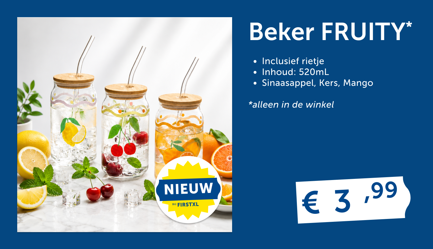 “Promotieafbeelding van drie glazen drinkbekers met houten deksels en glazen rietjes. De bekers bevatten water met fruitdecoraties: citroen, kersen en sinaasappel. Op de blauwe achtergrond staat de tekst ‘Beker FRUITY’, met productspecificaties zoals inhoud van 520 mL en beschikbare varianten: sinaasappel, kers en mango. Onderaan staat een prijslabel van €3,99 en een opvallende ‘Nieuw bij FIRSTXL’-badge.