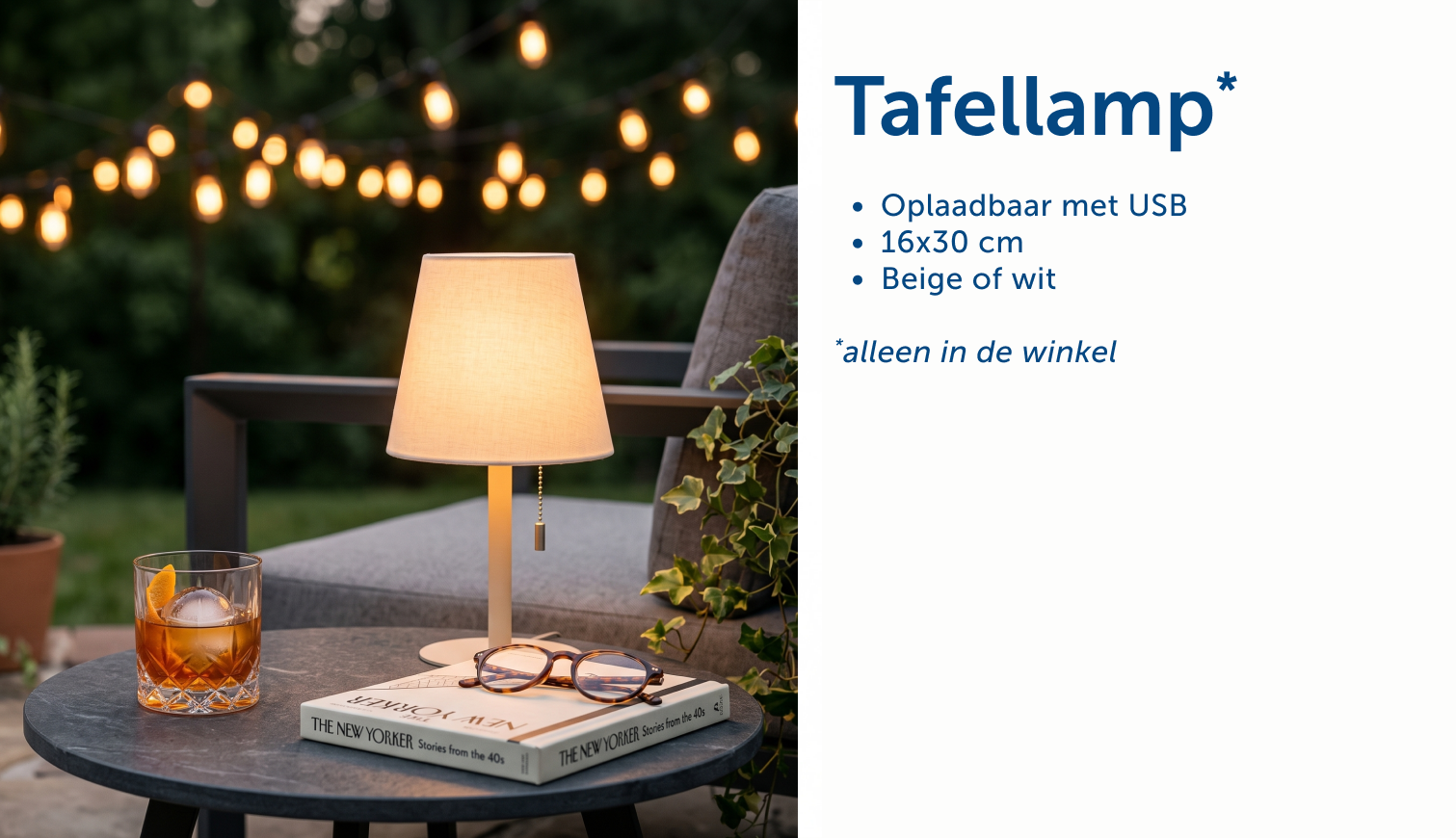 Verlichte draadloze tafellamp op een tuintafel naast een drankje, bril en boek, met sfeerverlichting in de tuin. Tekst: Tafellamp, Oplaadbaar met USB, 16x30 cm, Beige of wit, alleen in de winkel.